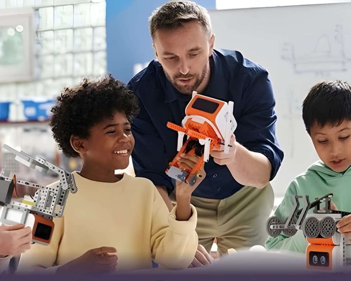 Students working with MatataStudio VinciBot coding robot