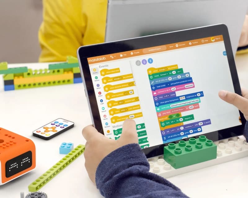 Kids using tablet with VinciBot and building blocks