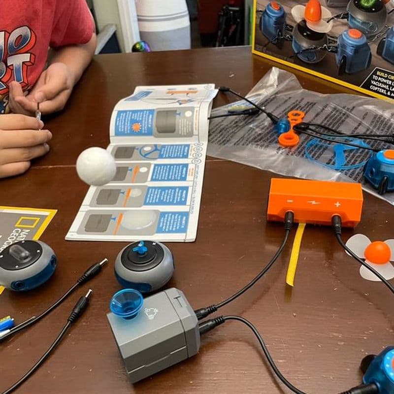 Child building circuits with the Epic Circuits kit