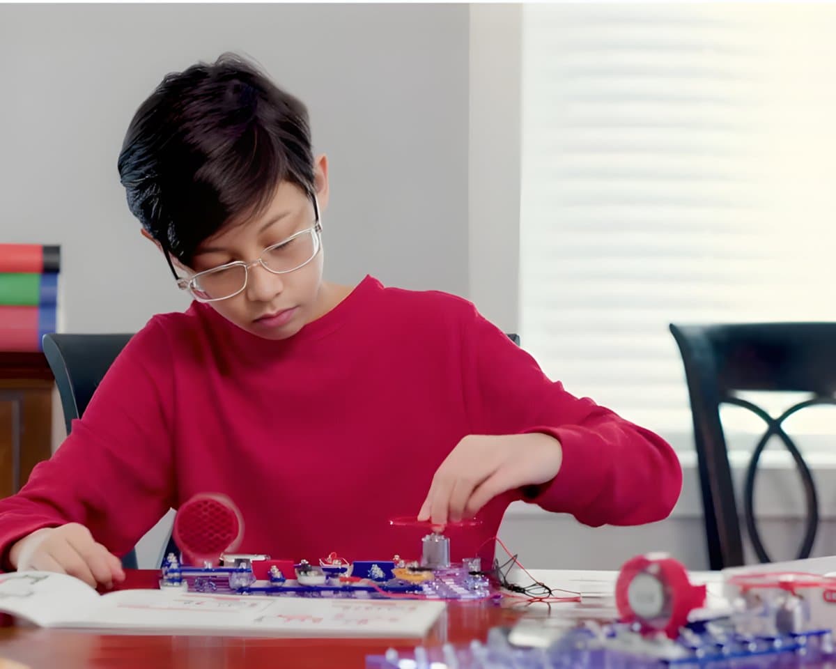 Child building circuits with Snap Circuits Explorer Junior